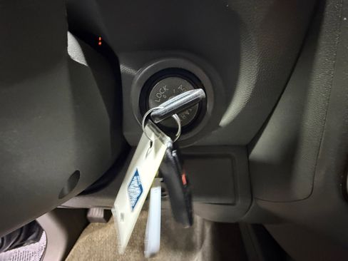 Used 2010 Nissan Frontier SE image 30