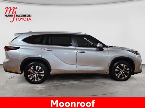 Used 2024 Toyota Highlander XLE FWD image 7