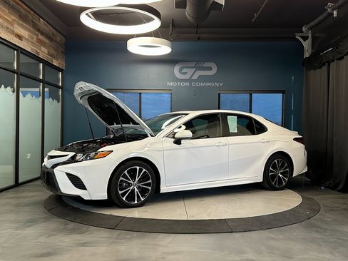 Used 2018 Toyota Camry SE w/ Moonroof Package image 24