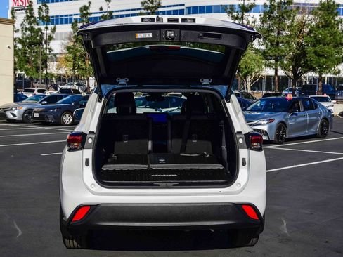 Certified 2025 Toyota Highlander XLE image 30