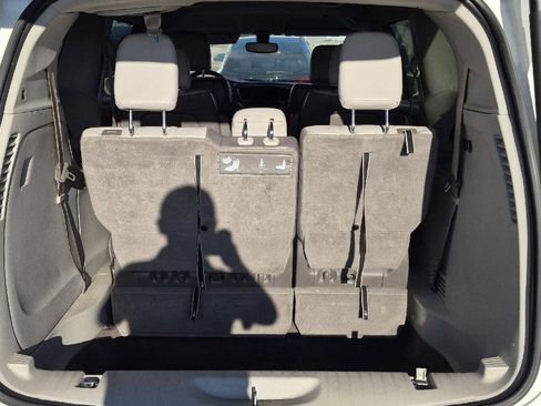 Used 2018 Chrysler Pacifica Touring-L image 5