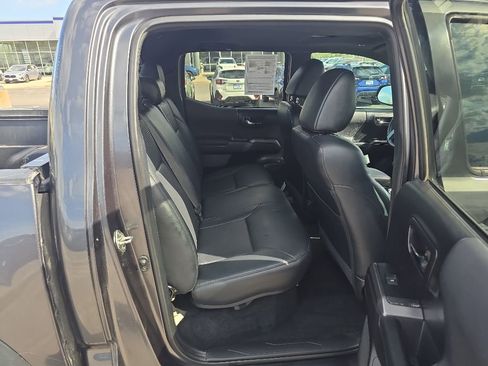 Used 2019 Toyota Tacoma TRD Off-Road AWD/4WD image 7