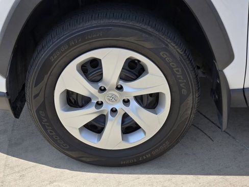 Used 2021 Toyota RAV4 LE FWD image 7