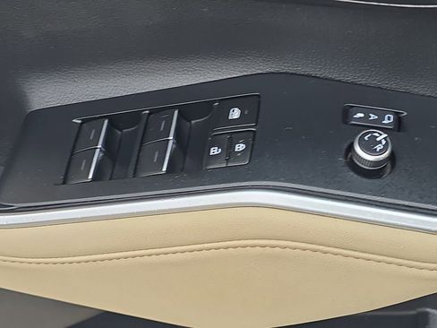 Used 2024 Toyota Highlander Limited image 29