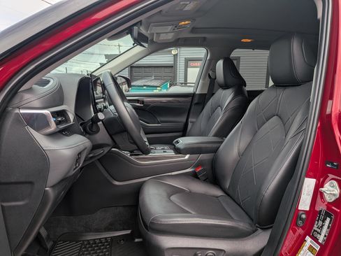 Used 2024 Toyota Highlander Platinum AWD/4WD image 5