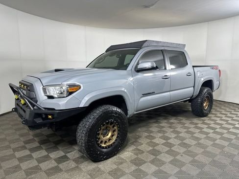 Used 2018 Toyota Tacoma TRD Sport image 26