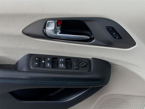 Used 2021 Chrysler Pacifica Touring-L FWD image 18