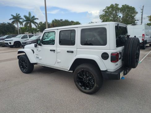 Used 2024 Jeep Wrangler Unlimited Sahara AWD/4WD image 8