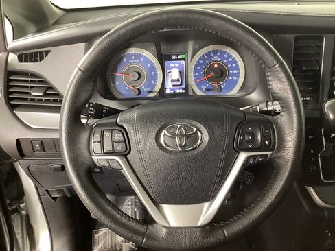 Used 2020 Toyota Sienna SE FWD image 21