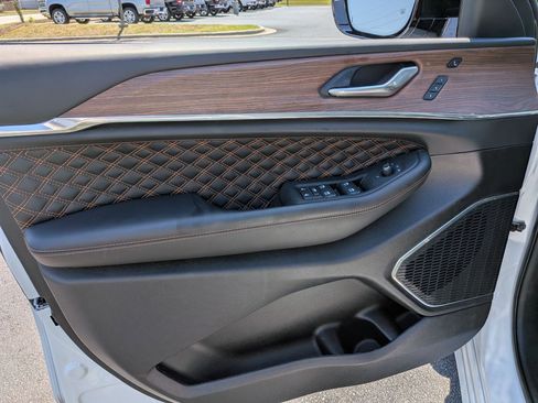 Certified 2025 Jeep Grand Cherokee Summit AWD/4WD image 10