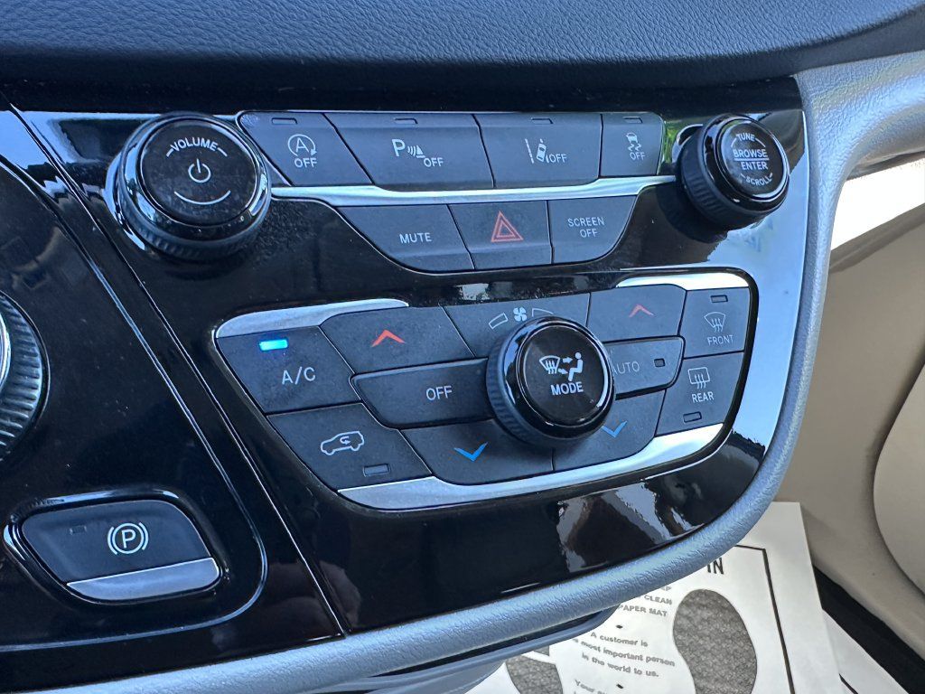 Used 2023 Chrysler Pacifica Touring-L FWD image 31