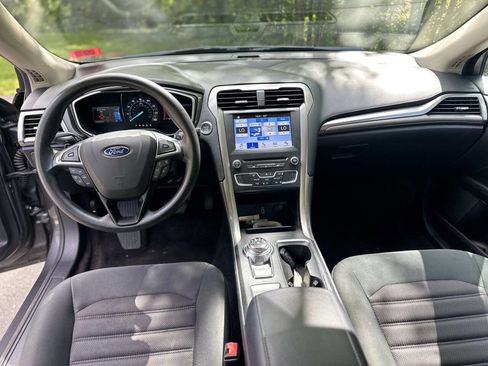 Used 2017 Ford Fusion SE w/ Fusion SE Technology Package image 10