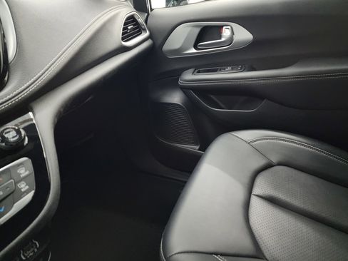 Used 2024 Chrysler Pacifica Limited image 13