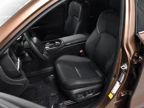 Used 2025 Toyota Crown Signia Limited image 13