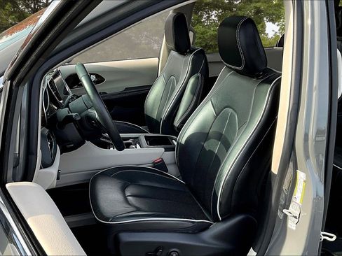 Used 2022 Chrysler Pacifica Limited image 23