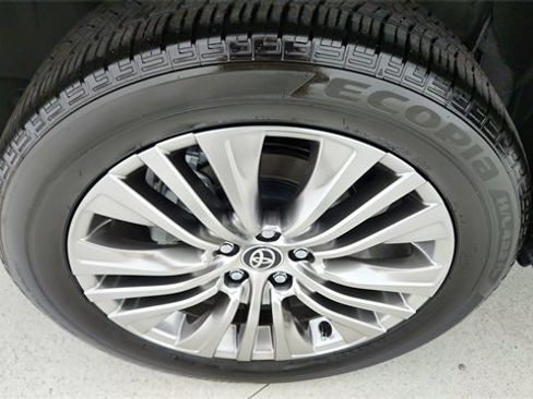 Used 2023 Toyota Venza Limited image 58