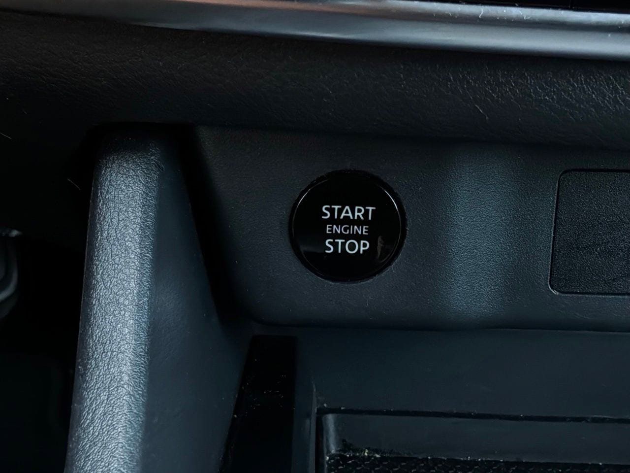 Used 2025 Nissan Rogue SV FWD image 28