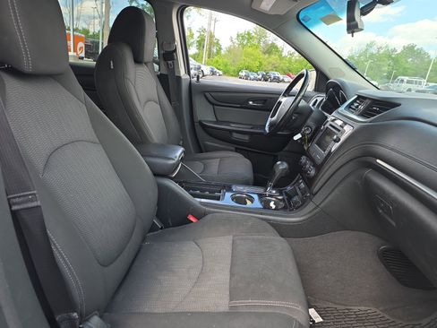 Used 2017 Chevrolet Traverse LT w/ Style and Technology Package FWD image 9