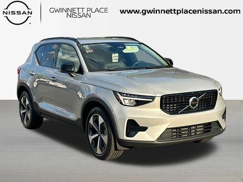 Used 2024 Volvo XC40 B5 Core image 3