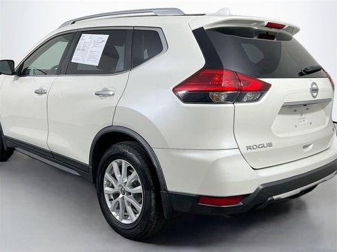 Used 2017 Nissan Rogue SV w/ SV Premium Package image 3