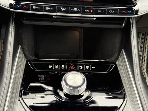 Used 2024 Jeep Wagoneer L Series II w/ Flexible Seating Group AWD/4WD image 37