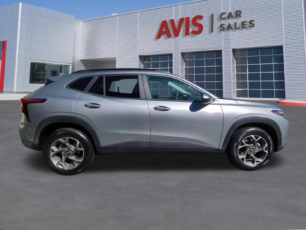Used 2026 Chevrolet Trax LT FWD image 4