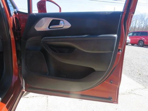 Used 2018 Chrysler Pacifica Touring Plus w/ S Appearance Package image 16