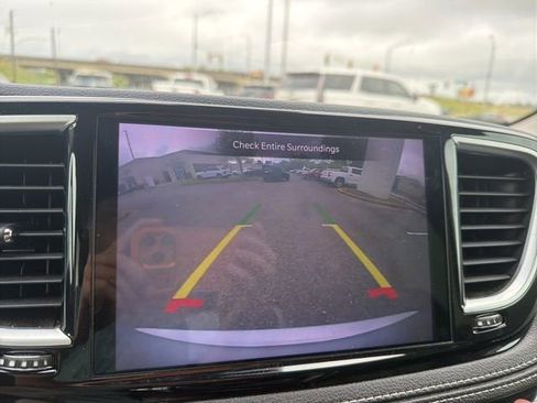 Used 2023 Chrysler Pacifica Limited image 16