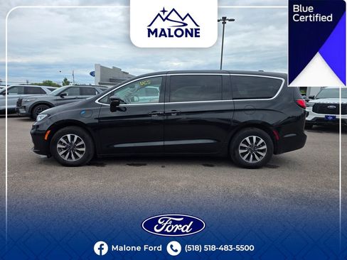 Used 2023 Chrysler Pacifica Touring-L FWD image 3