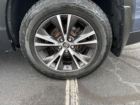 Used 2019 Toyota Highlander LE AWD/4WD image 13