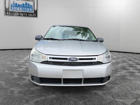 Used 2010 Ford Focus SE FWD image 3