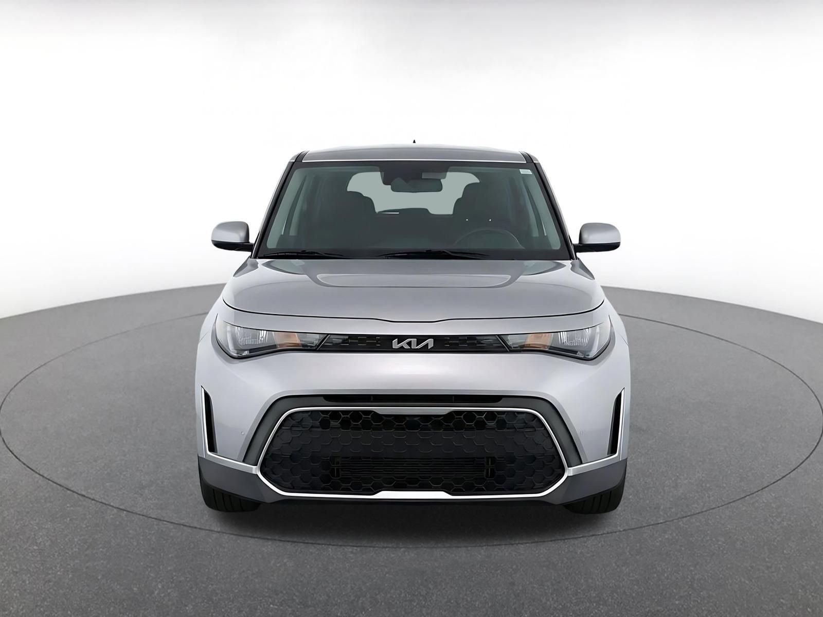 Used 2025 Kia Soul LX w/ LX Technology Package FWD image 2