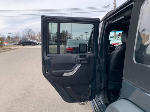 Used 2017 Jeep Wrangler Unlimited Rubicon AWD/4WD image 29