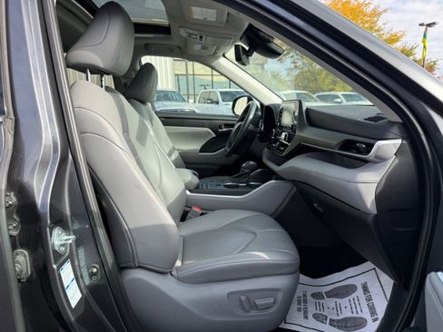 Used 2021 Toyota Highlander XLE image 11