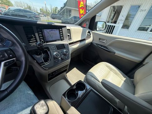 Used 2018 Toyota Sienna XLE w/ XLE Navigation Package AWD/4WD image 28
