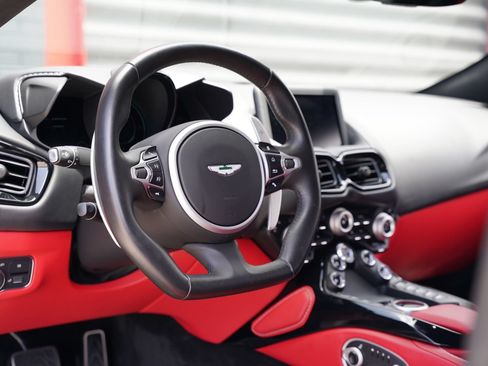 Used 2023 Aston Martin V8 Vantage Coupe RWD image 21