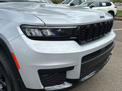 Used 2024 Jeep Grand Cherokee L Altitude AWD/4WD image 8