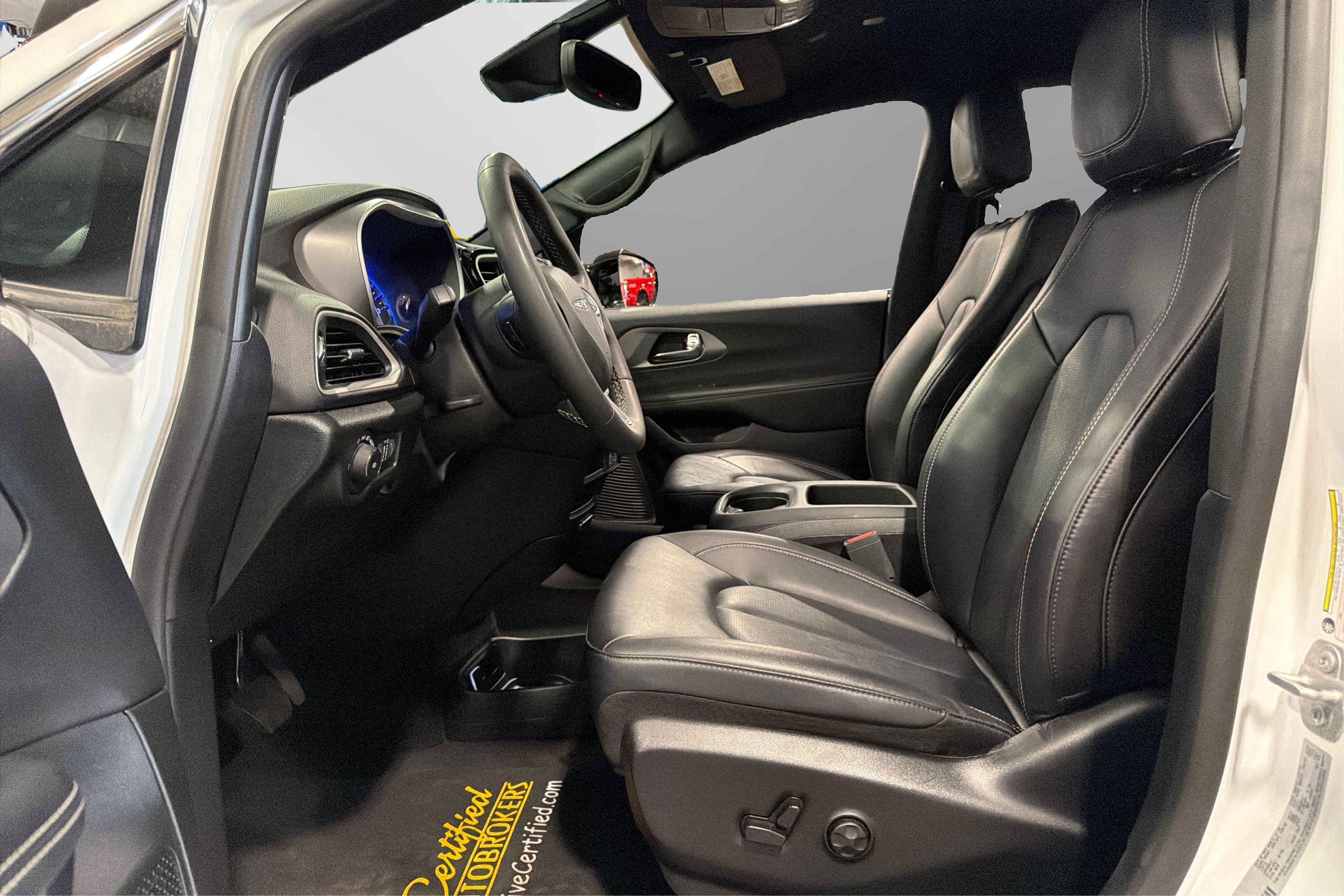 Used 2025 Chrysler Pacifica Select FWD image 18