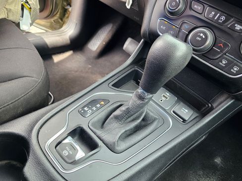 Used 2021 Jeep Cherokee Latitude FWD image 24