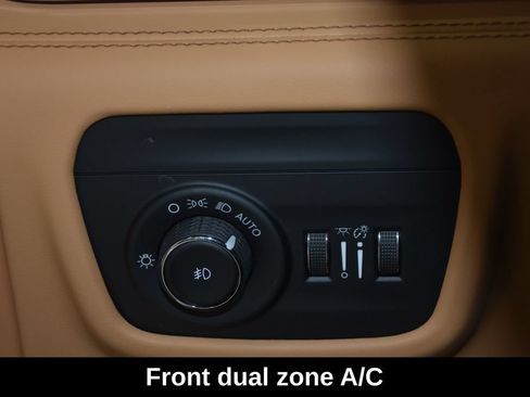 Used 2023 Jeep Grand Cherokee Summit AWD/4WD image 12