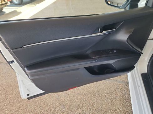 Used 2022 Toyota Camry SE image 9