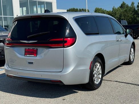 Used 2024 Chrysler Pacifica Touring-L FWD image 4