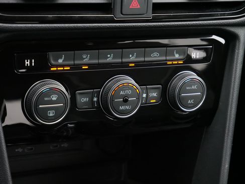 Certified 2024 Volkswagen Taos SE image 23