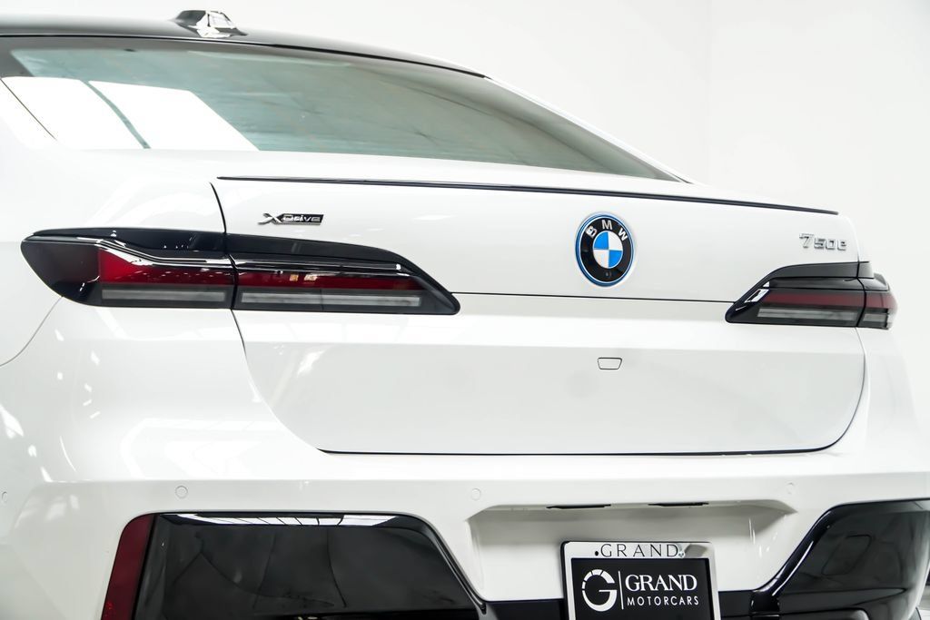 Used 2025 BMW 750e xDrive w/ Executive Package AWD/4WD image 24
