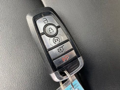 Used 2022 Ford Explorer XLT image 25