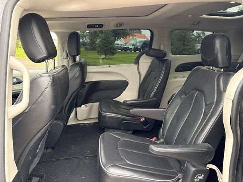Used 2020 Chrysler Pacifica Limited FWD image 16