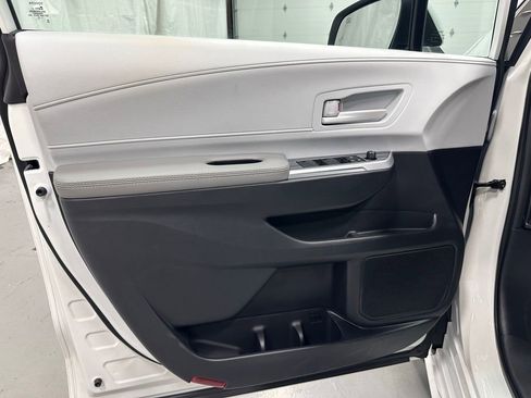 Used 2025 Toyota Sienna LE FWD image 8