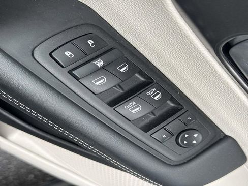 Used 2024 Chrysler Pacifica Touring-L FWD image 10