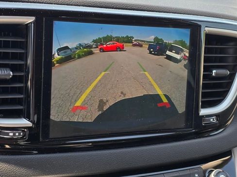 Used 2023 Chrysler Pacifica Touring-L FWD image 5