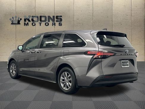 Used 2021 Toyota Sienna XLE image 6
